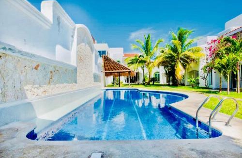 Playacar Bed & Breakfast | Deluxe Jacuzzi Balcony Room With Swimming Pool Air Conditioning and Parking