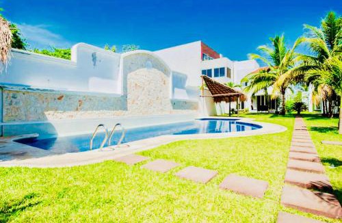 Playacar Bed & Breakfast | Deluxe Jacuzzi Balcony Room With Swimming Pool Air Conditioning and Parking