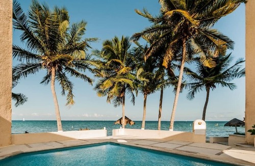 Puerto Juarez Apartment | Depa Bliss~Luxurious Beachfront Oasis~King Bed~Pool/Weekly and monthly discounts