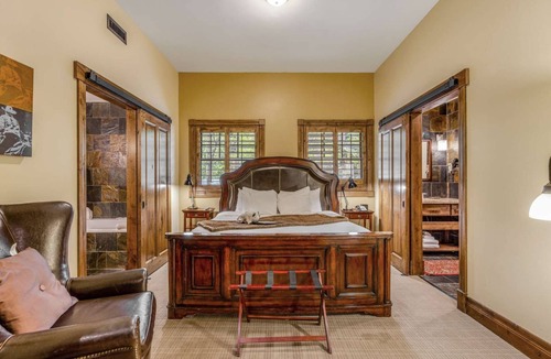Jackson Hotel | Downtown Jackson - 2 Bedroom Deluxe Suite
