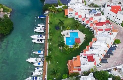 Zona Hotelera Villa | Elegant Lagoon front Villa by CASA PARAISO