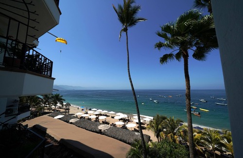 Amapas Hotel | Emperador Vallarta Beachfront Hotel and Suites