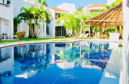 Playacar Bed & Breakfast | Executive Basic Room With Swimming Pool Air Conditioning and Parking