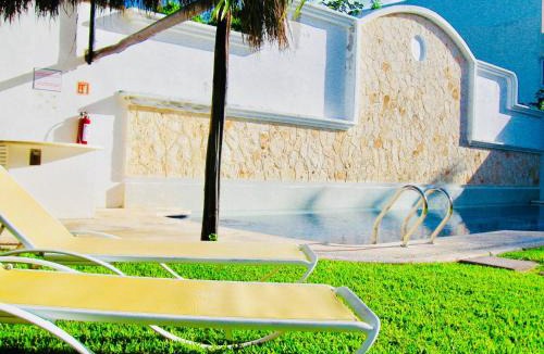 Playacar Bed & Breakfast | Executive Basic Room With Swimming Pool Air Conditioning and Parking
