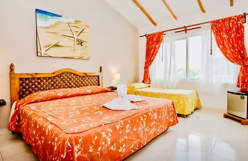 Playacar Bed & Breakfast | Executive Comfort Room With Swimming Pool Air Conditioning and Parking