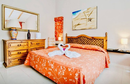 Playacar Bed & Breakfast | Executive Comfort Room With Swimming Pool Air Conditioning and Parking