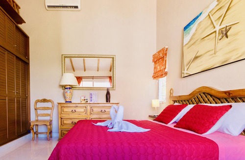 Playacar Bed & Breakfast | Executive Comfort Room With Swimming Pool Air Conditioning and Parking