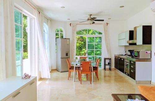 Centro Apartment | Finca Tropical: 18 bedroom house with pool, 1 minute from the beach