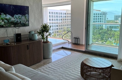 Centro Hotel | Grand Luxxe is a sophisticated getaway to the most discerning palates.