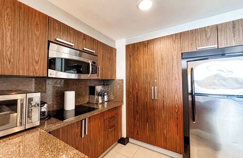 Downtown Apartment | Great 2 bedrooms condo just steps from the enchanting turquoise water