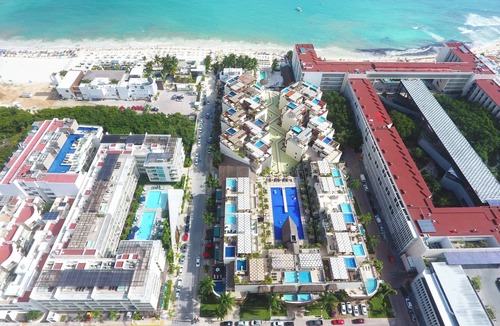 Downtown Apartment | Great 2 bedrooms condo just steps from the enchanting turquoise water