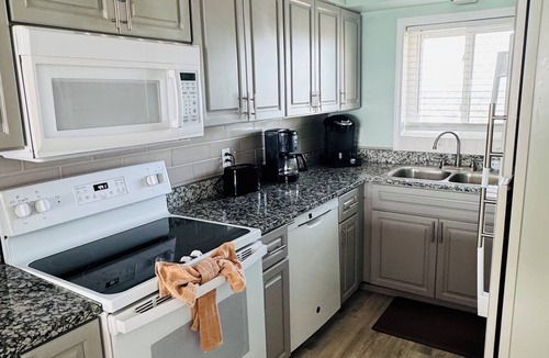 Biltmore Beach Condo | GREAT SEPT DEAL;Sun 9/13-Thur 9/17=1000 Total!5star/Beachfront/FREE Beach Chairs