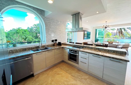 Puerto Aventuras Apartment | High-End Waterfront Condo at Secrets Waters, Hot tube.