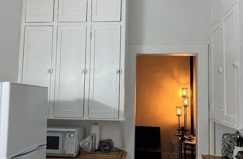 Springfield Apartment | Historic Apt. Adjacent to Capitol/2 Queen Bds Loft Style near Medical/State Fair