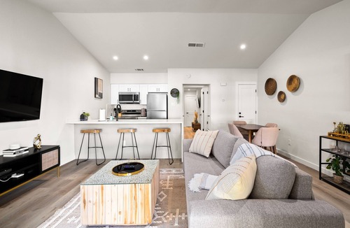 Barton Hills House | Huge Yard, Putting Green, Hot Tub & King Bed! Walk to Barton Springs/Zilker Park
