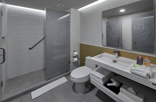 Zona Paseo Montejo Hotel | King Room w/Breakfast | Pool Near Paseo Montejo