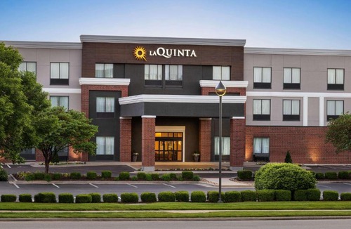 Springfield Hotel | La Quinta Inn & Suites by Wyndham Springfield Airport Rte 66