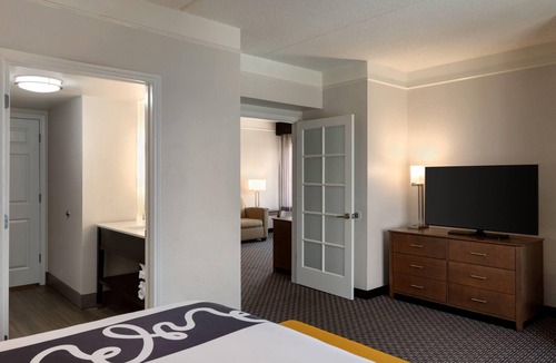 Arlington Hotel | La Quinta Inn & Suites by Wyndham Arlington North 6 Flags Dr