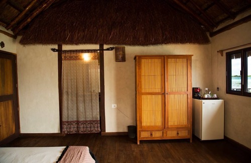 Mario Villanueva Madrid Apartment | Lagoon Front Hut: Daily Cleaning, Bikes & Kayaks!