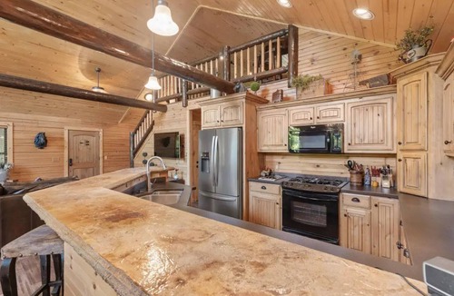 Eucha House | LAKE FRONT! Lodge Style 6-bedroom Cabin & Private Dock. Great for families.