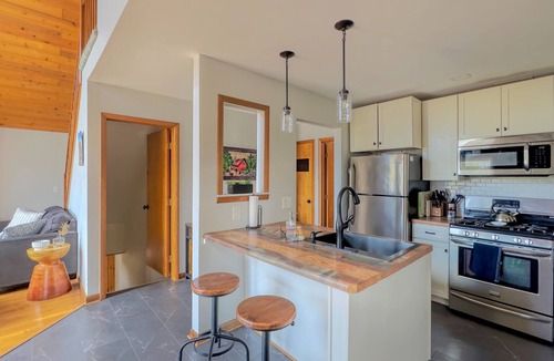 Athens Ski Chalet | Lakefront Chalet with Private Dock