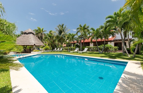 Zona Hotelera House | Large House-walking to beach-10 guests!