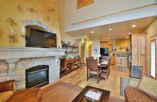 Wolf Creek House | Large Townhome sleeps 16 with Private Hot Tub, Theater Room