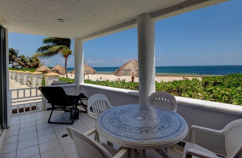 Puerto Morelos Villa | Little White House is a stand alone house located within the Casita Blanca condo complex.