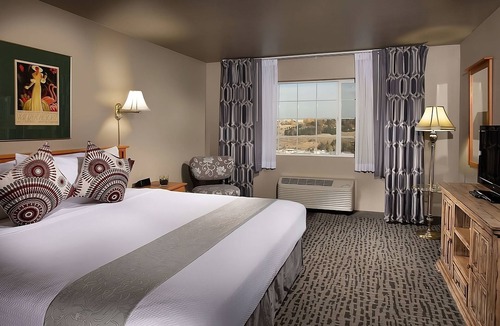 Pullman Hotel | Looking for Perfect Getaway Location? Spacious Room w/King Bed, Free Breakfast