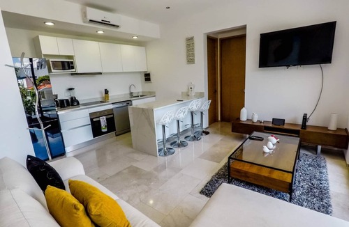 Gonzalo Guerrero Apartment | Lovely 1 Br apartment, 3 Blocks To Mamita's, Roof Pool Views, Bbq