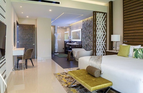 Puerto Juarez Resort | Luxurious 3 Bedroom Penthouse right on the beach of Cancun!