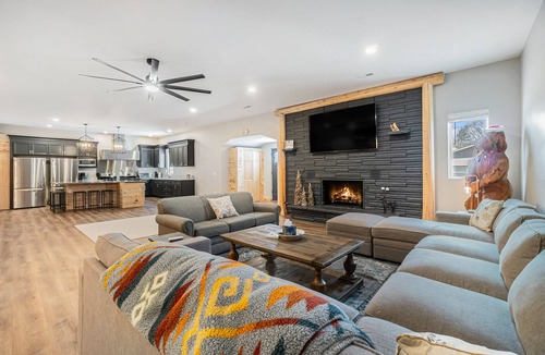 Lewiston Hotel | Luxurious Lodge w/4-lane bowling ally, great location next to lakes & trails