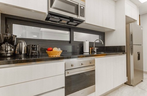 Tohoku Apartment | Luxury 1BD Condo 3 blk from 5th Ave W/PoolandParking
