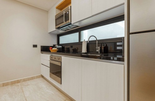 Tohoku Apartment | Luxury 1BD Condo 3 blk from 5th Ave W/PoolandParking