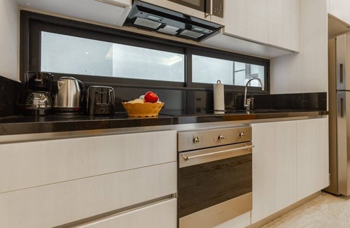 Tohoku Apartment | Luxury 1BD Condo 3 blk from 5th Ave W/PoolandParking