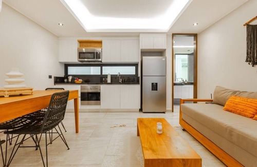 Tohoku Apartment | Luxury 1BD Condo 3 blk from 5th Ave W/PoolandParking