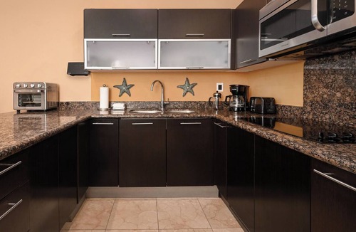 Downtown Condo | Luxury 3BR Walk Out to the Ocean! C104