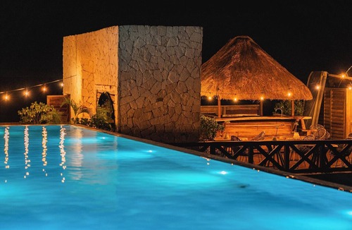 Zona Hotelera Hotel | Luxury Suite Steps from the Beach Rooftop Pool & Jacuzzi