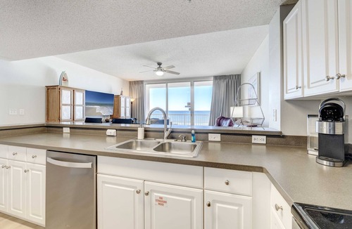 Long Beach Condo | Majestic beach front condo- RESERVED PARKING and free beach chair tower 1-305