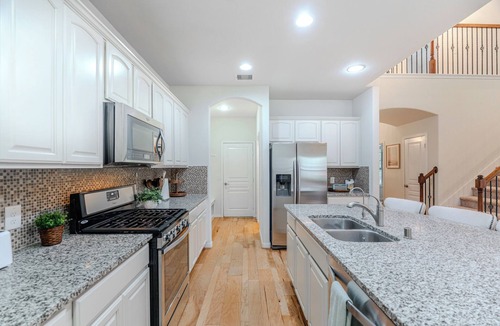 Tomball House | Mid-Forest 5BR Getaway, huge Backyard & BBQ Grill in The Woodlands, TX