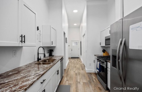 Creston Heights House | Modern 2-Bedroom Retreat! AC, WiFi, Laundry + Parking – Close to Downtown