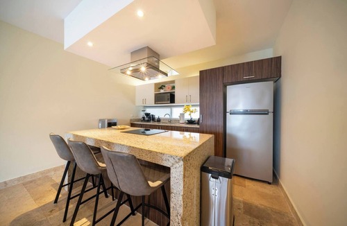 Centro Apartment | Modern PH with 2 Br, Tub & Pool at Arenis Condos