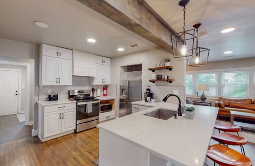 Central Arlington House | Modern Stay | 10 Min Walk From AT&T Stadium
