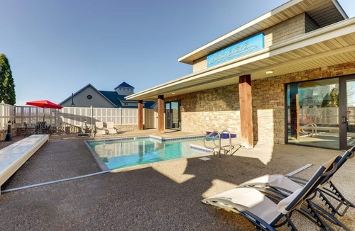 Moline Hotel | Modern Stay in Moline w/Pool Onsite| 1.5 mi to Rock Island Arsenal Museum
