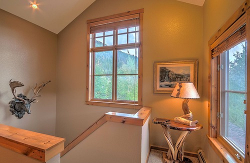 Lakeside Village House | Mountain-chic retreat - sleeps 10 - room for everyone