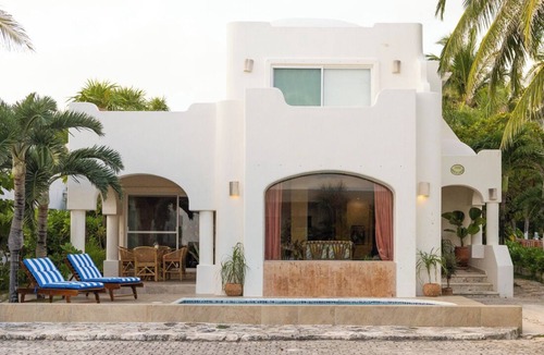 Playacar Fase I House | 1 min walk to beach, ocean views, Mayan ruins, private pool— paradise awaits!