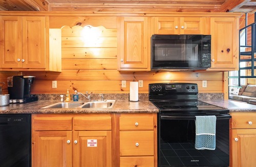 Gatlinburg - Pigeon Forge Cabin | New Listing -Couples Retreat