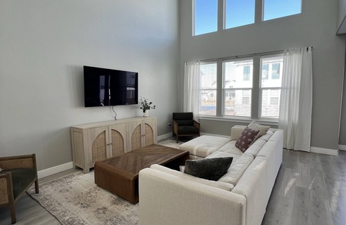 Springville House | -NEW- Mountain Views & Natural Light