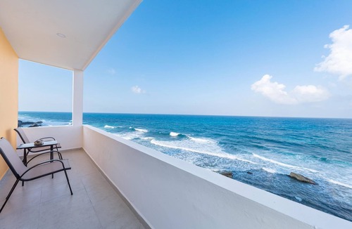 Colonia Meteorologico House | Ocean Front 6 BR See Dolphins + Sunrise From Bed