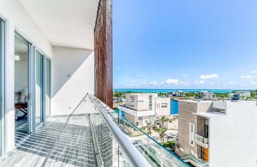 Zona Hotelera Apartment | Ocean view condo w/luxury pool access, central AC, WiFi & shared rooftop/dock